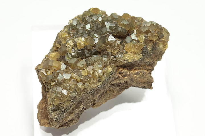 奈良県天川村産 灰鉄ザクロ石群晶 グリーンメタル