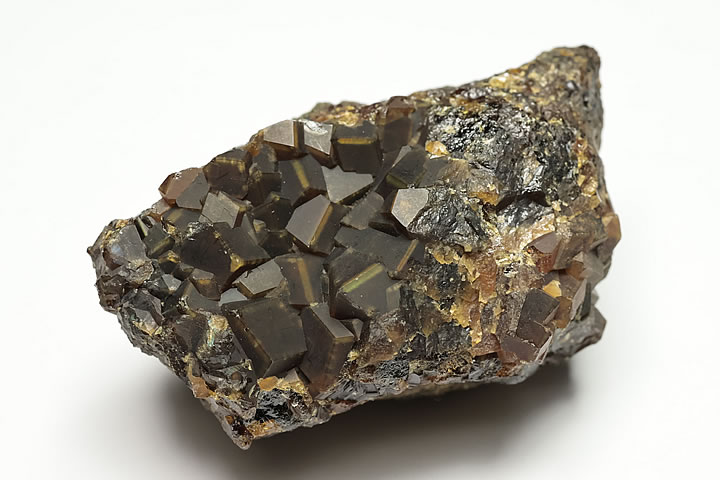 奈良県天川村産 灰鉄ザクロ石群晶 オレンジライン