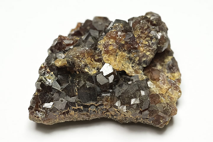 奈良県天川村産 灰鉄ザクロ石群晶