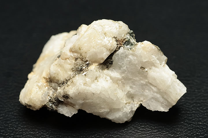 約2.9×2.0×1.6cm 8.6g　 雲母を伴い塊状で産出されたフェナカイトです。 人気のロシア産フェナイカイトの中でも比較的お求めやすい価格の原石です。 フェナカイトは、1883年にロシア、ウラル地方のエメラルド鉱山から発見されました。 ダイヤモンドに勝るとも劣らないとされ、ギリシャ語で 欺く人を意味する「phenax」という語源をもっています。 しかし、希少価値はダイヤモンドを凌ぐものがあり、 市場ではダイヤモンドは探せても、透明感のある美しい フェナカイトの原石を探すのは至難の業です。 透明度の高い結晶は、非常に貴重で高価で、とても高い波動を放つと言われています。 仕入れが大変困難な商品でございます。　
