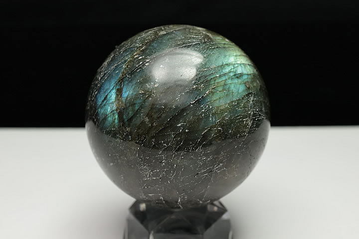 直径50mm 181g　 マダガスカル産ラブラドライトの丸玉です。 お買い得価格ですが、十分ラブラドレッセンスを楽しめる品質です。 ※傷・クラック幾分ございます。 ※商品に台は付属しません。　