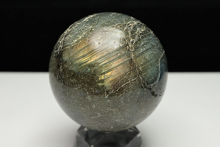 直径51mm 188g　 マダガスカル産ラブラドライトの丸玉です。 お買い得価格ですが、十分ラブラドレッセンスを楽しめる品質です。 ※傷・クラック幾分ございます。 ※商品に台は付属しません。　