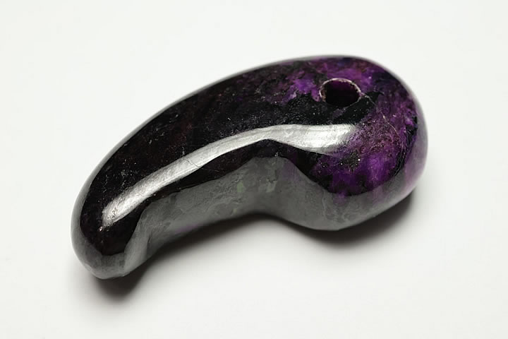 35×18×11mm　12.1g　 最高品質のスギライト勾玉になります。 黒の地肌にパープルの差し色がしっかりと入っています。 質のよいスギライト原石は年々入手が難しくなっており、価格も高騰しておりますが、今回なんとかまとまった数を入荷できました。 南アフリカ産　