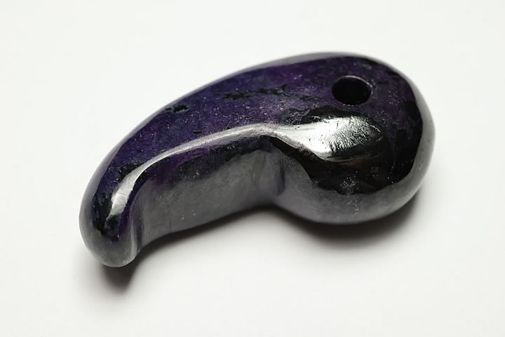 34×18×11mm　11.4g　 最高品質のスギライト勾玉になります。 黒の地肌にパープルの差し色がしっかりと入っています。 質のよいスギライト原石は年々入手が難しくなっており、価格も高騰しておりますが、今回なんとかまとまった数を入荷できました。 南アフリカ産　