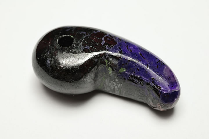 34×16×12mm　11.8g　 最高品質のスギライト勾玉になります。 黒の地肌にパープルの差し色がしっかりと入っています。 質のよいスギライト原石は年々入手が難しくなっており、価格も高騰しておりますが、今回なんとかまとまった数を入荷できました。 南アフリカ産　