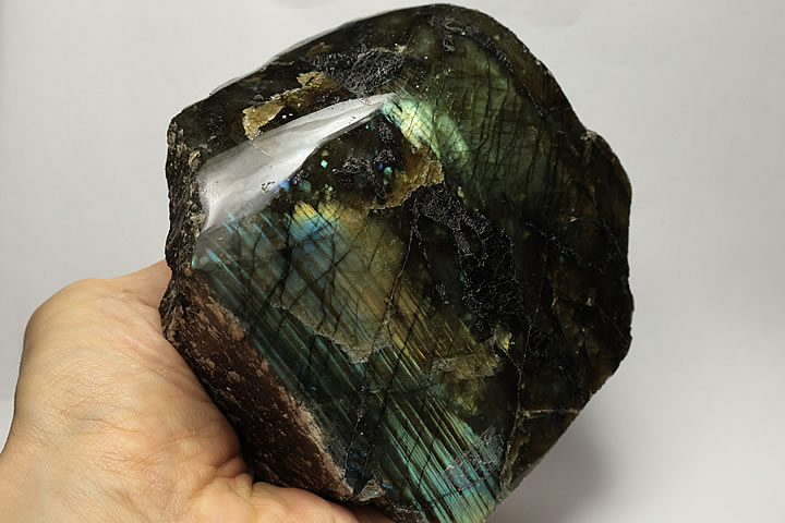 11.9×12.3×5.8cm 1.47kg　 美しい遊色(ラブラドレッセンス)を出すラブラドライトの原石です。一面のみ磨かれていますので、そこから広い範囲にわたってラブラドレッセンスが出ます。鮮やかなラブラドレッセンスは神秘的でさえあり、見るものに安らぎを与えてくれます。かなり割安な価格設定としております。 マダガスカル産　