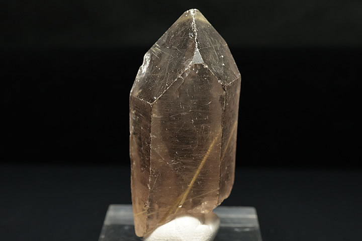 4.1×1.9×1.5cm 16.7g　 ゴールドルチル水晶の世界的産地・ブラジルのバイア州産です。 水晶はスモーキーが主体となりますが、太いゴールドルチルがはっきり見える素晴らしい品質です。 Bahia, Northeast Region, Brazil　 ※商品に台は付属しません。　
