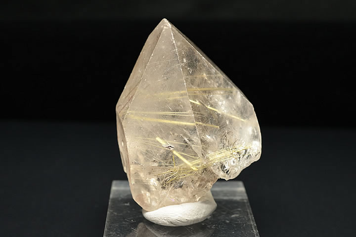 3.8×2.9×2.7cm 20.4g　 ゴールドルチル水晶の世界的産地・ブラジルのバイア州産です。 水晶はスモーキーが主体となりますが、太いゴールドルチルがはっきり見える素晴らしい品質です。 Bahia, Northeast Region, Brazil　 ※商品に台は付属しません。　