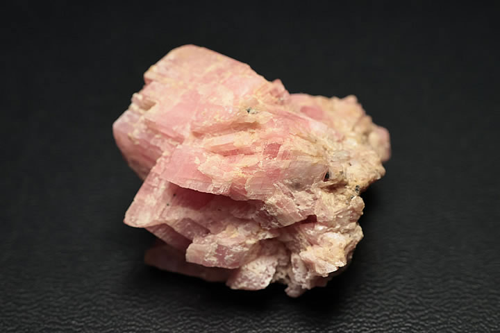 3.2×2.9×2.1cm　 透明感はありませんが、綺麗なローズピンクで、菱餅型の結晶形がはっきりと現れています。 アリゾナ産　