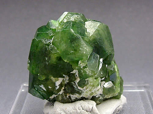 　 濃緑色デマントイドの群晶です。デマントイドは、クロムを含んだことによって緑に発色したアンドラダイト(灰鉄ざくろ石)です。宝石質のものは、ダイヤモンド以上の輝きを放ちます。 アフガニスタン産 2.5×1.8×2.5cm天然石彫刻ビーズ　　　天然石彫刻ブレスレット　　　　レアストーンビーズ　　　　　レアストーンブレスレット　　　　　キングオブルチル　 天然石ペンダントトップ　　　スーパーセブン原石　　　　ヒマラヤ水晶クラスター　　　ラリマー特集　　　　　レアストーングッズ 店長おすすめ　　　　　　メティオライト・隕石　　　　ミュージアム　　　　　シリコンゴムヒモ　　　　浄化グッズ 　