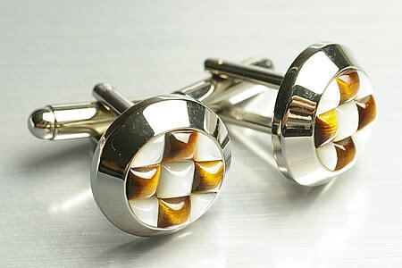 スタイリッシュでおしゃれなカフスです。ラピスを使用しています。 金具はシルバー925です。ロジウム加工を施してあります。ロジウム加工を施すことにより錆びにくく、末永くお使い頂けると思います。 一つ、一つ、職人さんの手作りです。 カフスは正式にはカフリンクスといい、シャツの袖口（カフ）を繋ぐ（リンク）という意味からその名がついたとされています。 トップ部分：1.5×1.5×0.6cm ピン：1.5cm　