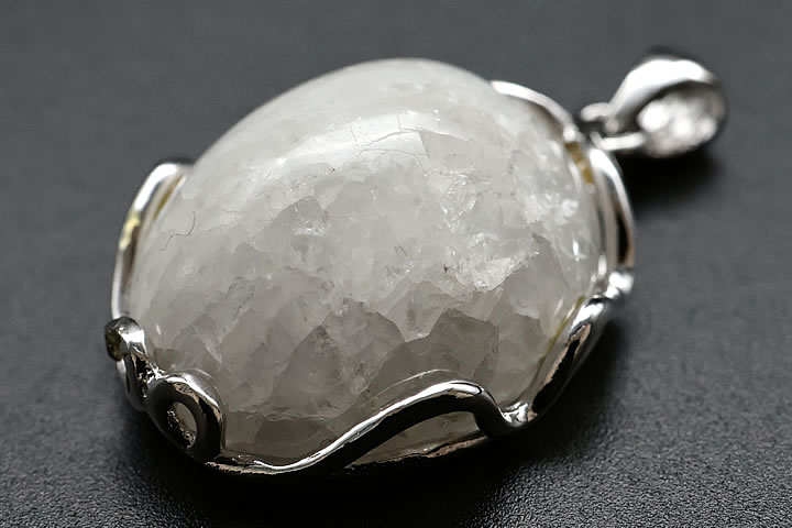 アゼツライトのペンダントトップが新デザインとなって登場です。 今回は少し大き目のオーバル上の磨いた原石にシルバーをウェーブデザインで巻いたモデルとなります。ボリュームが増し、より一層アゼツライトの存在が引き立ちます。当店で扱うアゼツライトは...