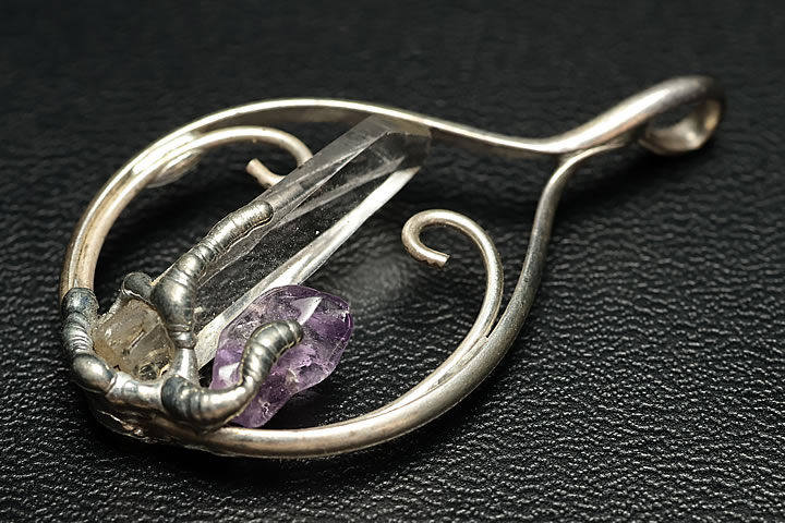 4.4×2.5×0.8cm(全体)　 コロンビア産レムリアンの小さなポイントを丁寧に手作業で仕上げた可愛いペンダントトップです。　 アクセントとして、アメジスト・ペリドットなどが使われています。(商品によって異なります。)　 デビットガイガー氏が運営されますガイガーミネラル社から仕入れました正規品です。正規品を証明するカードも付いています。