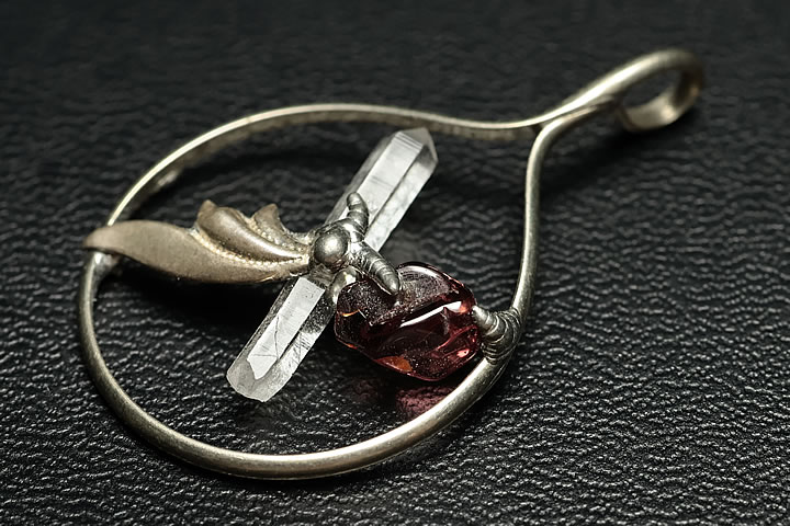 3.7×2.3×0.5cm(全体)　 コロンビア産レムリアンの小さなポイントを丁寧に手作業で仕上げた可愛いペンダントトップです。　 アクセントとして、アメジスト・ペリドットなどが使われています。(商品によって異なります。)　 デビットガイガー氏が運営されますガイガーミネラル社から仕入れました正規品です。正規品を証明するカードも付いています。