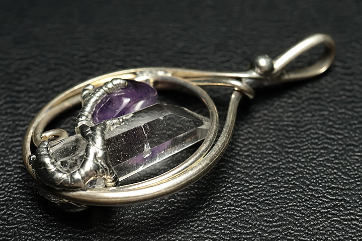 3.9×2.1×0.8cm(全体)　 コロンビア産レムリアンの小さなポイントを丁寧に手作業で仕上げた可愛いペンダントトップです。　 アクセントとして、アメジスト・ペリドットなどが使われています。(商品によって異なります。)　 デビットガイガー氏が運営されますガイガーミネラル社から仕入れました正規品です。正規品を証明するカードも付いています。