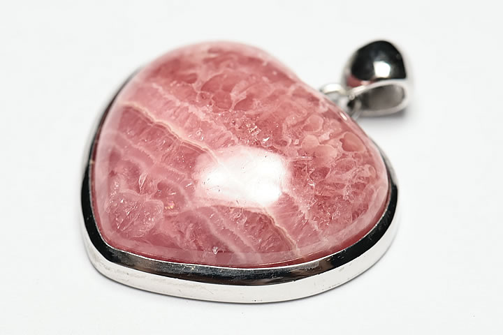 トップ部分:2.2×2.4×0.7cm 縞模様が美しいアルゼンチン産インカローズです。 ハートシェイプで、大変お買い得な価格となっております。　