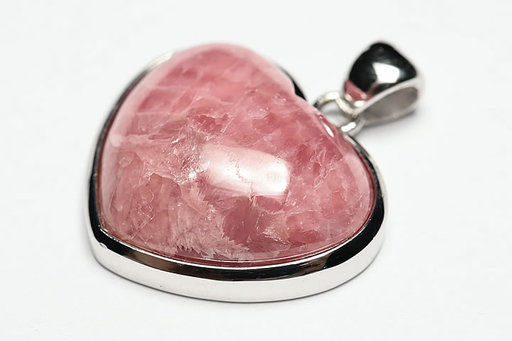 トップ部分:1.9×2.2×0.7cm 縞模様が美しいアルゼンチン産インカローズです。 ハートシェイプで、大変お買い得な価格となっております。　