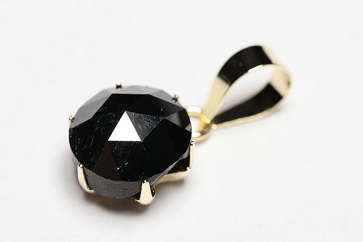 トップ部分:約0.6×0.6×0.45cm　1.20ct　 きらめくような輝きを持つ人気のブラックダイヤです。 美しくカットすることで非常に強い輝きを放ちます。 金具はK18を使用しております。 背面は六条のスター型のデザインになっておりま...