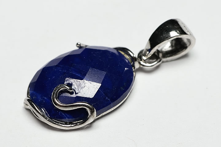 トップ部分：1.4×1.0×0.3cm　 こちらは最高級品の10Aグレードのラピスのペンダントになります。 美しくカットも施しておりまして、人気のウェーブデザインに仕上ております。 ブルーの濃さ、光沢、カットの輝きはたまらないものになっております。　