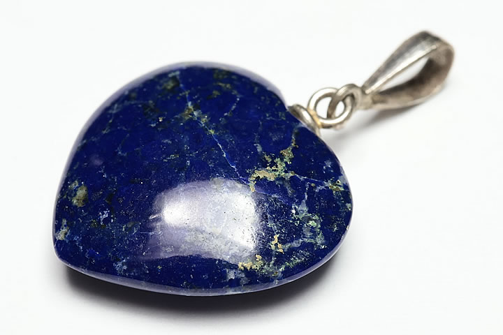 トップ部分:2.1×2.2×0.7cm　 非常に色が濃い最高級のラピスラズリを使用したハートシェイプのペンダントトップです。　