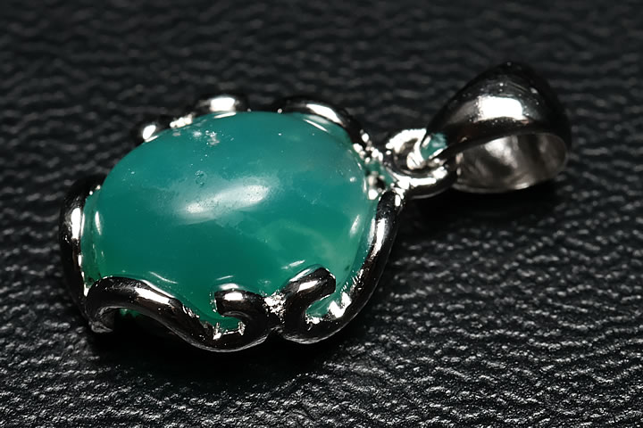 トップ部分サイズ1.2×1.0×0.5cm　 ジェムシリカペンダントトップの宝石質グレードが入荷致しました。 最近、品質が非常に悪いジェムシリカが流通しておりますが、当店は綺麗で、自信を持ってご提供のできるジェムシリカのみにこだわりまして販売致します。　