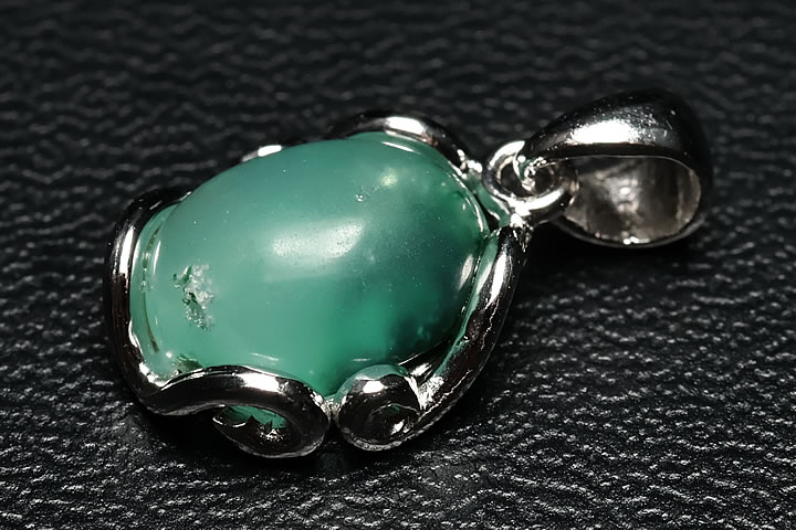 トップ部分サイズ1.2×1.1×0.5cm　 ジェムシリカペンダントトップの宝石質グレードが入荷致しました。 最近、品質が非常に悪いジェムシリカが流通しておりますが、当店は綺麗で、自信を持ってご提供のできるジェムシリカのみにこだわりまして販売致します。　