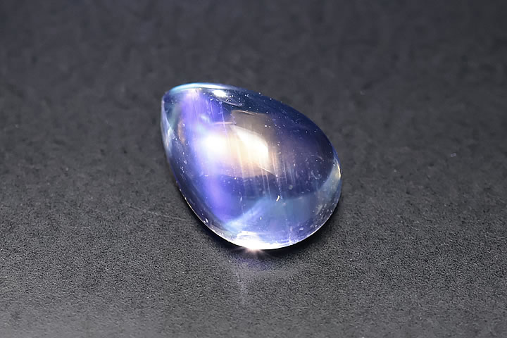0.78ct 宝石質ロイヤルブルームーンルース