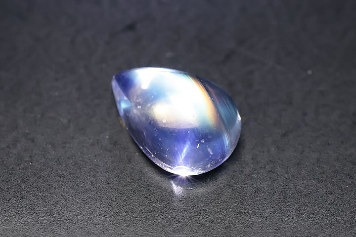 0.67ct 宝石質ロイヤルブルームーンルース