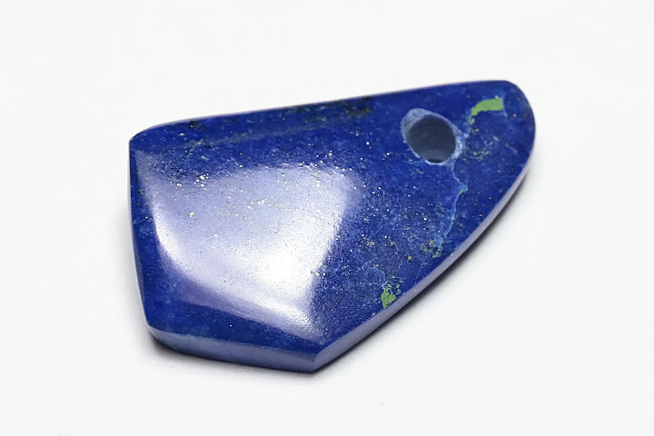 1.9×1.2×0.4cm 穴サイズ約2mm　 非常に色が濃く、白い不純物が少ない最高級のラピスラズリを使用しています。 革ヒモなどに通して手軽にペンダントトップとしてご利用いただけます。　