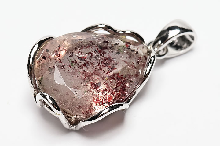 トップ部分:2.1×1.7×0.8cm　 今大人気のスーパーセブンのペンダントトップです。 今回は磨いただけのものではなく、美しいカットを施した石を使用しています。 とても鮮やかな赤いインクルージョンとカット面の光沢で、高級感溢れるペンダントトップに仕上がっています。　