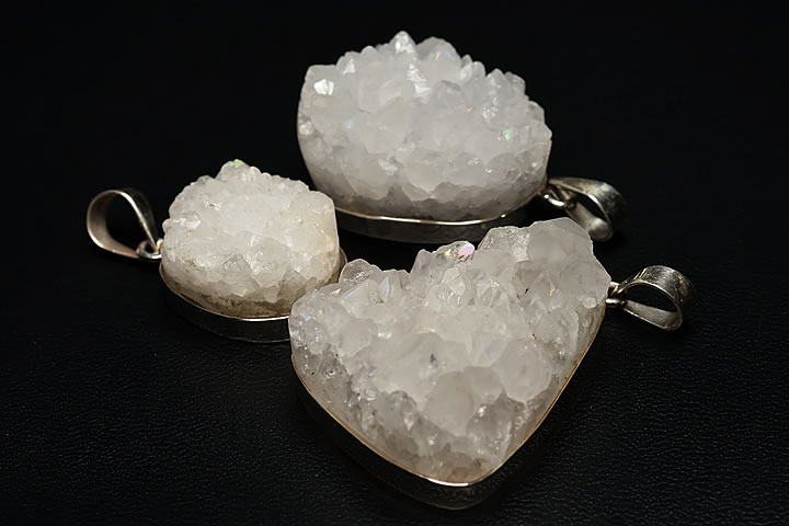 アジャンタ天然レインボークォーツペンダントトップ　インド産(アソート)