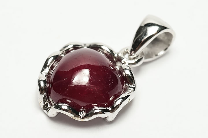 トップ部分:1.0×1.1×0.5cm　 非常に色が濃く、透明度も素晴らしい宝石質ミャンマールビーです。 今回入荷分は可愛らしいハートシェープのルビーです。 値段も出来る限り低く抑えております。 枠はウェーブデザインになっています。　