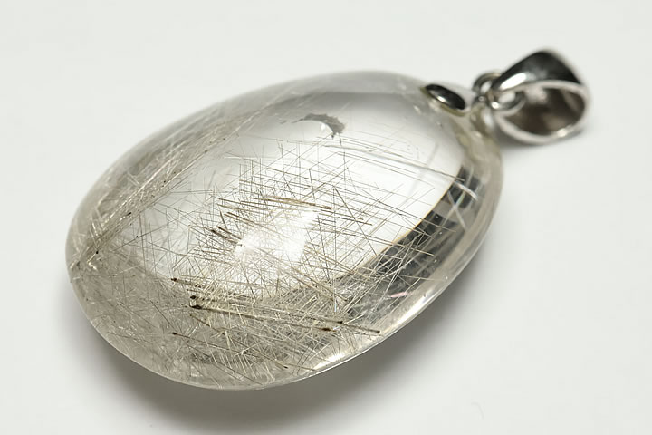 石部分:2.9×2.2×1.2cm 【シルバールチル】 陰のパワーを持ち、お金を保持するパワーがあるとされます。　