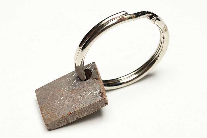 石部分:1.5×1.1×0.35cm　 ギベオンのフリーカットを使用したクールなキーホルダーです。 サビ止めのロジウムコーティングは施されていません。 自然の風合いを残すためサビも除去せずそのままにしております。 ナミビア産　