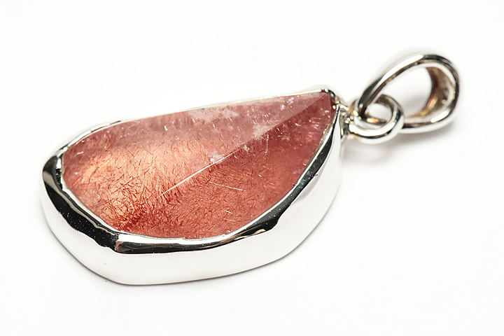 トップ部分:1.9×1.2×0.6cm　 ロシア産天然ストロベリークォーツです。 赤く細かいインクルージョンが入っています。 密集部分が光を反射し、独特の美しさを持っています。 本来ストロベリークォーツと呼べるものはロシア産のみで、その分希少で高価ですが、今回はかなりお手頃になっています。 金具はシルバー925。　