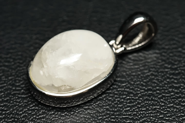 トップ部分:約1.4×1.1×0.6cm 6.55ct　 価格も限界まで抑えて販売させて頂きます。 最高峰フェナカイトペンダントでございます。 こちらはシルバー925フレームを使用しており、裏面に重さの刻印があります。 ※ブラジル産　