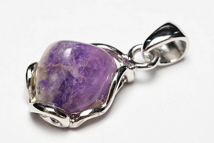 トップ部分:約 1.2×0.9×0.7cm　ピンクスギライトペンダントトップのプレミアムグレードが入荷致しました。 パワーストーンの中で希少とされるスギライトの中でも、特に貴重なピンク色をした最高級のスギライトです。 淡いピンク色がグラデーションを見せる美しいピンクスギライトです。 フレーム部分はシルバー925を使用しています。　