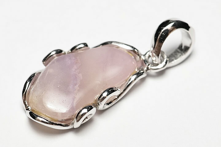 トップ部分:約 1.7×1.1×0.4cm　ピンクスギライトペンダントトップのプレミアムグレードが入荷致しました。 パワーストーンの中で希少とされるスギライトの中でも、特に貴重なピンク色をした最高級のスギライトです。 淡いピンク色がグラデー...