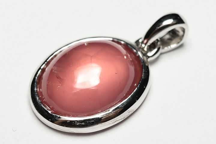 トップ部分:1.3×1.1×0.4cm　 北海道古平郡積丹半島で産出されました、正真正銘のジャパニーズインカローズのペンダントトップが登場でございます。 今回、3年間をかけまして原石を少しだけしか毎回仕入れができない中で、20キロの原石を仕入れることに成功をしまして綺麗な部分だけを大胆に使いまして加工を致しました。 出来る限り価格も抑えております。　