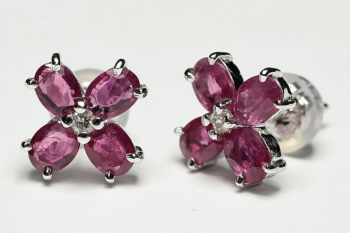 ヘッド(石部分):9×9×3.5mm　スタッド長:約10mm ルビー：計0.76ct　ダイヤ：計0.02ct 金具：K18WG　