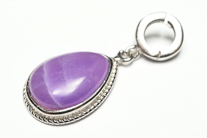 トップ部分:1.4×1.1×0.4cm　 ピンクスギライトペンダントトップのお買い得な高品質グレードが入荷致しました。 パワーストーンの中で希少とされるスギライトの中でも、特に貴重なピンク色をした最高級のスギライトです。 フレーム部分はシル...