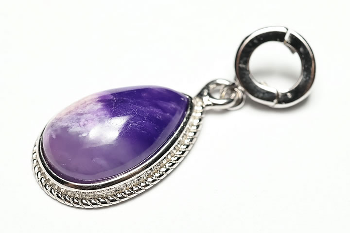 トップ部分:1.5×1.0×0.4cm　 ピンクスギライトペンダントトップのお買い得な高品質グレードが入荷致しました。 パワーストーンの中で希少とされるスギライトの中でも、特に貴重なピンク色をした最高級のスギライトです。 フレーム部分はシルバー925を使用しています。 バチカン部分は開閉が可能となっています。　