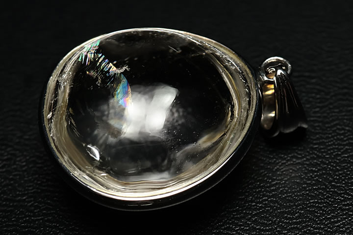 トップ部分:2.4×2.4×1.4cm　 水晶のレインボーはクラックから出るのですが、そのクラックがほとんど目立たないため、レインボーだけが浮き上がって見えます。 水晶自体は極めてクリアで最高級の品質です。 ※マダガスカル産　