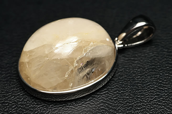 34.15ct特大サイズ フェナカイトペンダントトップ ブラジル産