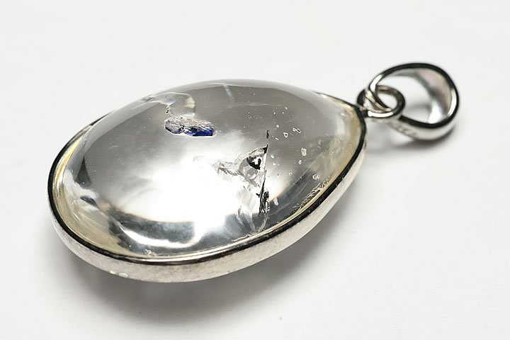 トップ部分:2.2×1.6×1.0cm　 水が入っております超レアなガーネッシュヒマール産のヒマラヤ水晶のペンダントでございます。 今回はシンプルなシルバー枠のものが入荷しました。 非常にレア品でございます。"　