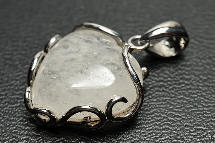 トップ部分:約1.7×1.7×0.7cm　 もうすでに鉱山が閉鎖しております、アメリカ合衆国のノースカロライナ州の鉱山から産出されたアゼツライトのハートのペンダントトップが大変久しぶりに入荷いたしました。 ロバートシモンズ氏がプログラミングを施したハートのルースにギャラリーメイスンのオリジナルのウェーブデザインのシルバーで製作しました、完全オリジナルのペンダントトップです。 かなり頑丈にできておりますので、末永くお使い頂けます。 ※こちらはヘブンアンドアース社の保証書が付属しております。　