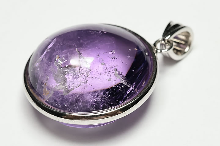 トップ部分:2.5×2.4×1.4cm　 エレスチャルアメジストの水入りペンダントを追加いたしました。 美しい紫色で、負晶の中に水が入っています。アメジストの水入りは絶対数も少なく、美しいものはとても希少なものとなっております。 マダガスカ...