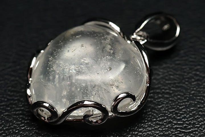 トップ部分:約1.7×1.7×0.7cm アゼツライトの中でインドサチャロカ産のアゼツライトのペンダントが登場致しました。 こちらはサチャロカアゼツライトのプレミアムグレードを使いましたウェーブデザインに加工しております。 プレミアムグレードと言う称号に相応しい品質になっております。透明感抜群です。 シモンズ氏によってプログラミングされています。 こちらの商品はヘブンアンドアース社が発行します保証書付きです。品質保証書(クリックで拡大)