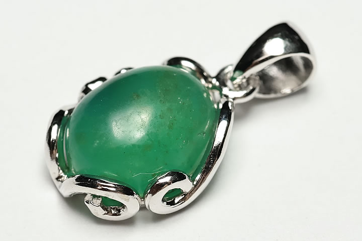 トップ部分サイズ1.2×1.0×0.5cm　 ジェムシリカペンダントトップの宝石質グレードが入荷致しました。 最近、品質が非常に悪いジェムシリカが流通しておりますが、当店は綺麗で、自信を持ってご提供のできるジェムシリカのみにこだわりまして販売致します。　