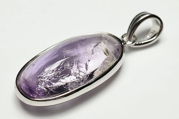 トップ部分:2.3×1.3×0.9cm　 エレスチャルアメジストの水入りペンダントを追加いたしました。 美しい紫色で、負晶の中に水が入っています。アメジストの水入りは絶対数も少なく、美しいものはとても希少なものとなっております。 マダガスカル産　